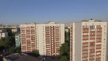 Benzer üç çok katlı binanın havadan görüntüsü.