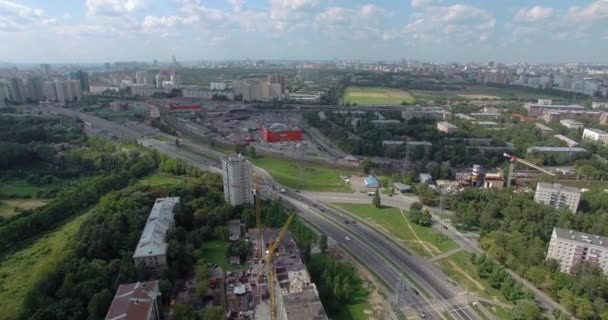 Вид с воздуха на бесконечный городской пейзаж в солнечный день — стоковое видео