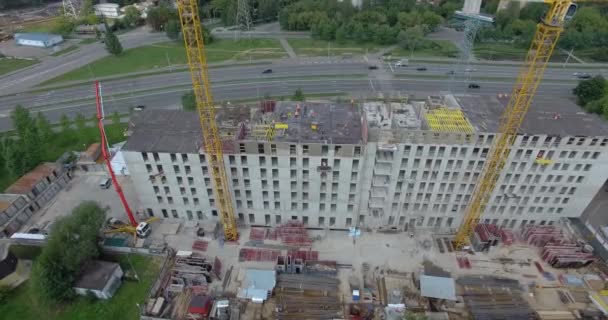Una vista aérea de un sitio de construcción junto a la carretera — Vídeo de stock