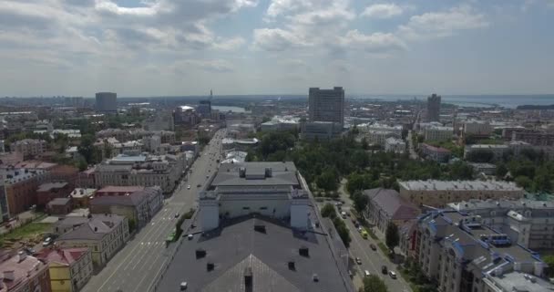 Luchtfoto van een zonnig stedenlandschap bij de grote rivier — Stockvideo
