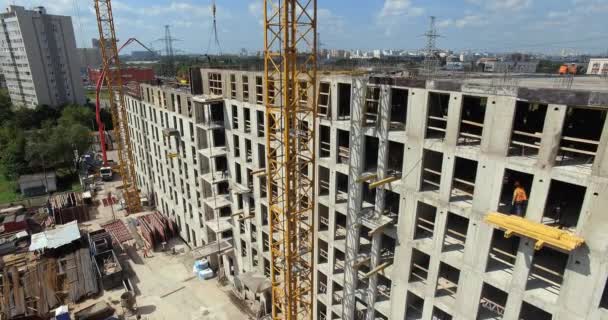 Eine vertikale Inspektion der Baustelle eines mehrstöckigen Gebäudes — Stockvideo