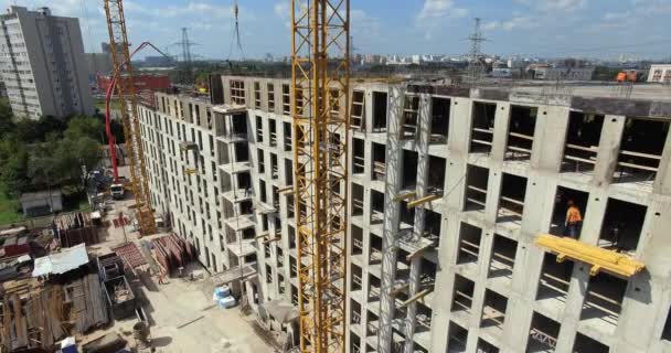 Un'ispezione verticale del cantiere di un edificio a più piani — Video Stock