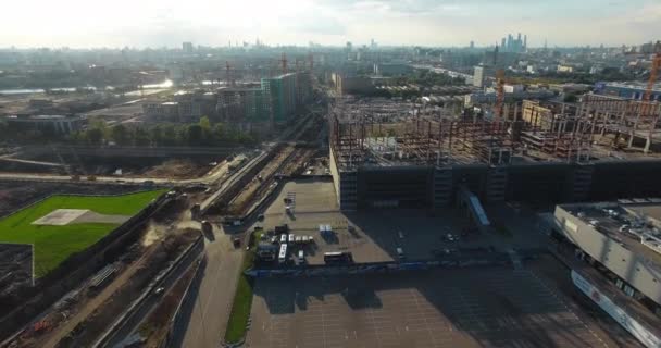 Een luchtfoto van grote bouwplaatsen als onderdeel van een zonnig stedenlandschap — Stockvideo