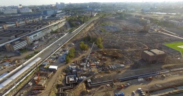 Luftaufnahme einer riesigen Baustelle in der Nähe des Industriegebiets — Stockvideo