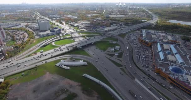 Veduta aerea di un paesaggio urbano soleggiato con un bivio stradale al centro — Video Stock