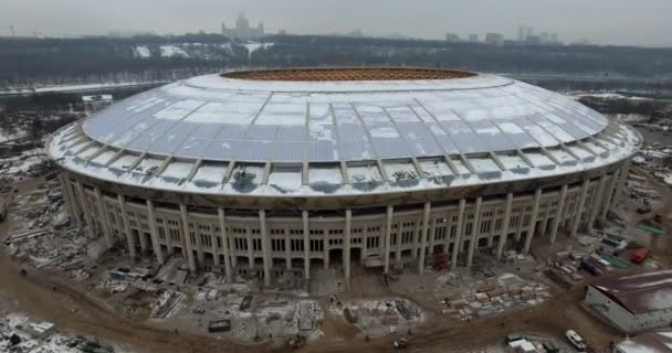 En flygbild av Luzhniki Stadium något täckt av snö — Stockvideo