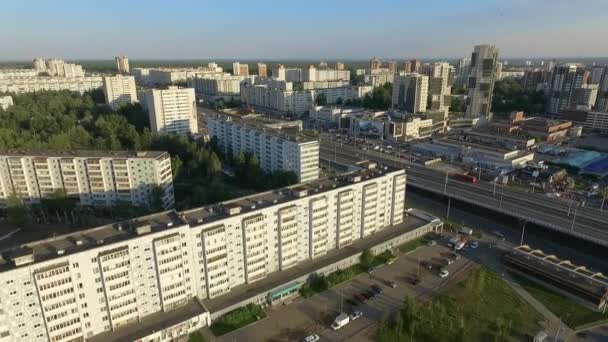 An aerial view of a multi storey area and a highway in the middle of it — Stock Video