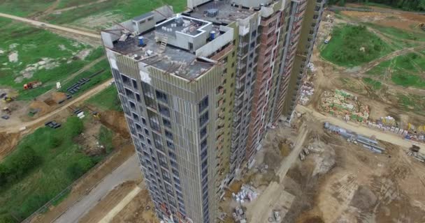 Luftaufnahme eines fast fertigen mehrstöckigen Gebäudes auf der Baustelle — Stockvideo