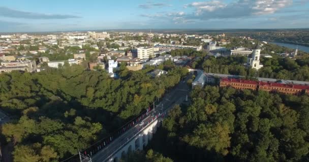 Una vista aérea del paisaje urbano de Kaluga entre árboles verdes — Vídeo de stock