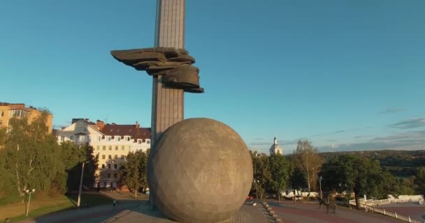 Eine vertikale Inspektion eines Denkmals in Kaluga — Stockvideo