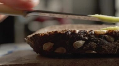 Avokado soslu çavdar ekmekli tost.