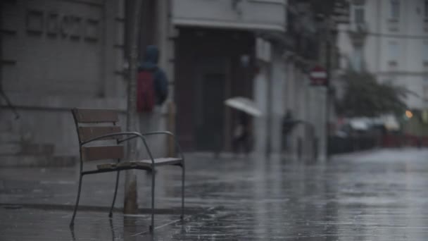 Grijze vervelende dag en motregen in de stad — Stockvideo