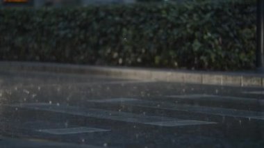 Yağmurlu bir akşamda ulaşım trafiği