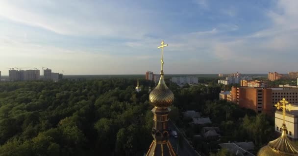 Paisaje urbano aéreo al atardecer con cúpula dorada de la iglesia ortodoxa, Rusia — Vídeos de Stock