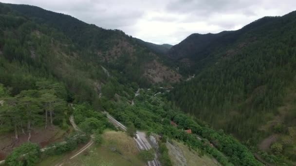 Flygande bergslandskap med järnväg och liten by i Serbien — Stockvideo