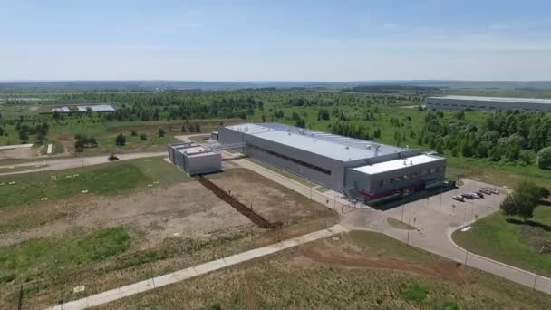 Производственный завод за городом, вид с воздуха — стоковое видео