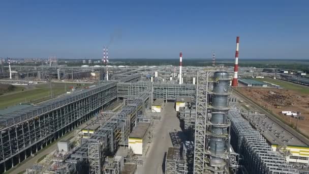 Einrichtungen der Ölraffinerie, Luftaufnahme — Stockvideo