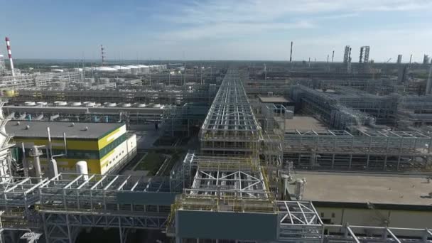Enorme oppervlakte van de aardolieverwerkende fabriek, vanuit de lucht — Stockvideo