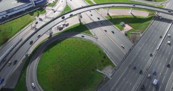 Plano aéreo de la intersección de transporte en la gran ciudad — Vídeo de stock