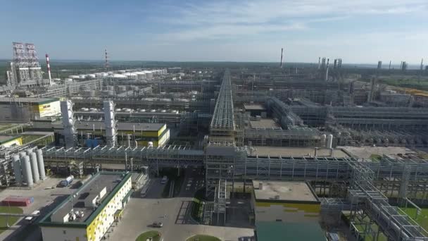 Вид з повітря на величезний нафтопереробний завод — стокове відео