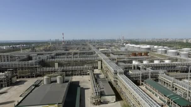 Нефтеперерабатывающий завод в огромной промышленной зоне — стоковое видео