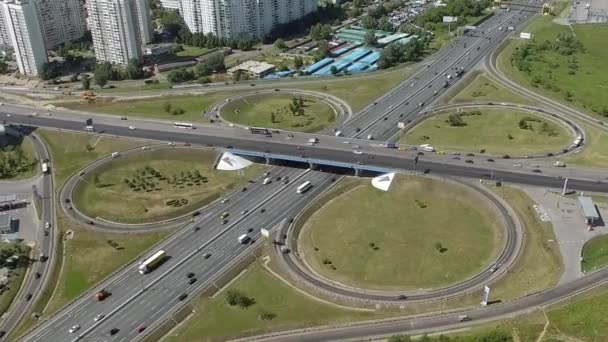 Luchtfoto van een grote wegkruising op een zonnige dag — Stockvideo