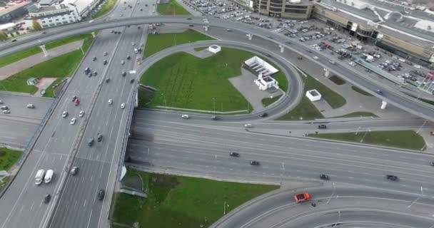 Una vista aérea de un gran cruce de carreteras cerca del estacionamiento abierto — Vídeo de stock