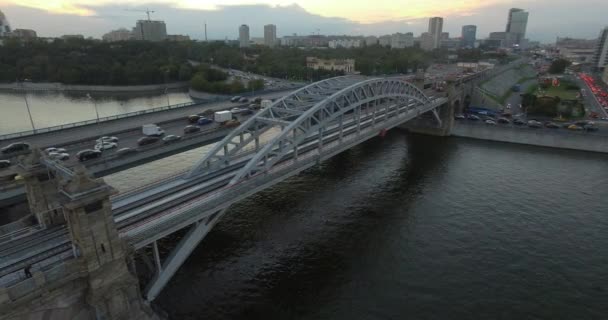 Uma vista aérea de uma ponte rodoviária e uma longa estrada com tráfego movimentado — Vídeo de Stock