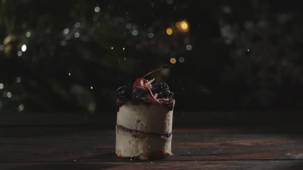 Guldkonfetti och festlig dessert — Stockvideo