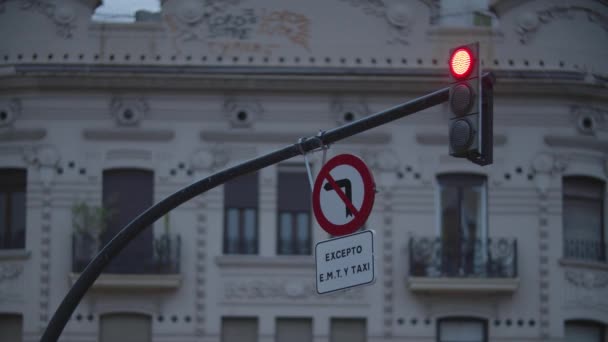 Светофоры и запретительный знак над дорогой — стоковое видео