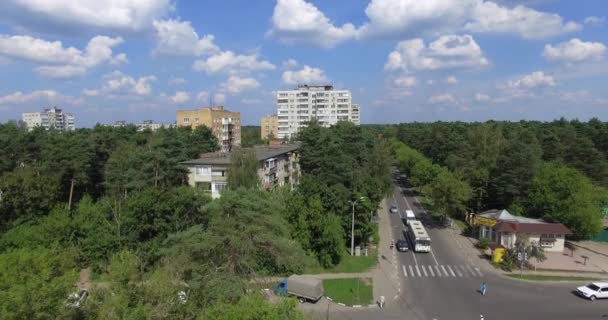 Vista aérea de la ciudad rodeada de madera verde, Rusia — Vídeo de stock