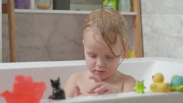 Niña tomando un baño — Vídeos de Stock