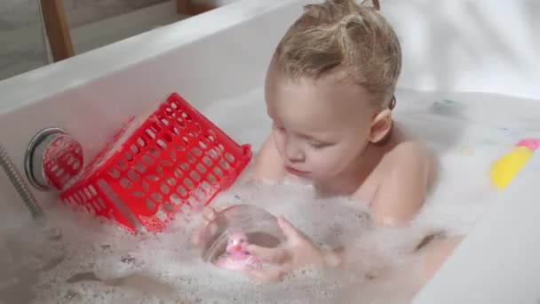 Ela adora brincar com brinquedos no banho — Vídeo de Stock
