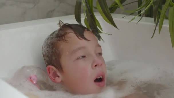 Çocuk banyoya dalıyor. — Stok video