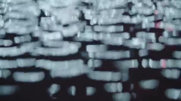 Mouvement abstrait. Réflexion des lumières floues dans l'eau sombre — Video