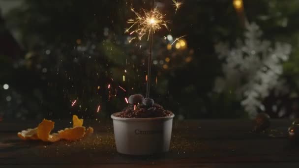 Christmas dessert with confetti and sparkler — Stock Video