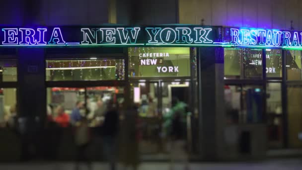 Timelapse van wandelende mensen in de buurt van cafe in de nacht stad — Stockvideo