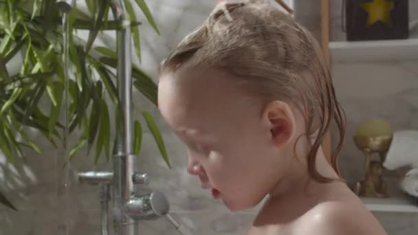 Bébé fille lavage visage de mousse de bain — Video