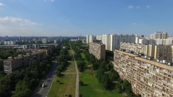 住宅街と緑の公園とモスクワの空中夏の街並み — ストック動画