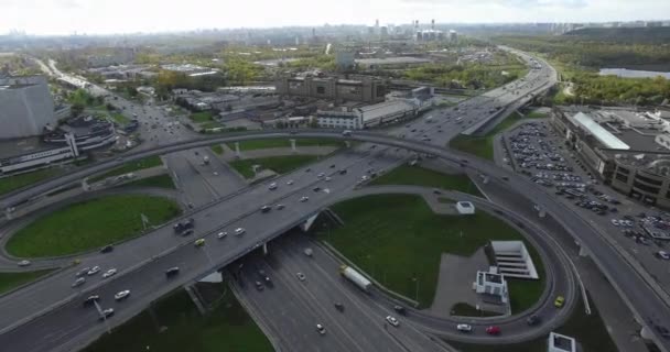 Lotniczy timelapse ruchliwej metropolii z ruchem na interchange — Wideo stockowe