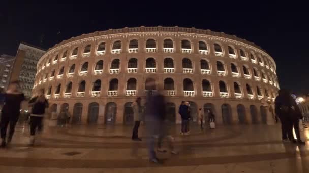 Nachtelijke tijdspanne van de mensen op Plaza de Toros in Valencia — Stockvideo