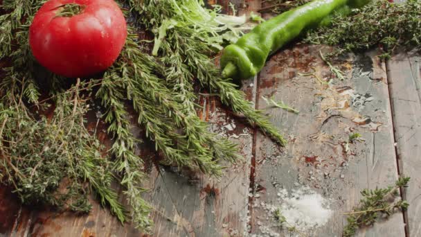 Verse kruiden, salade en groenten op tafel — Stockvideo