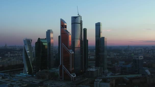 Luchtfoto avond Moskouse stadsgezicht met zakencentrum, Rusland — Stockvideo