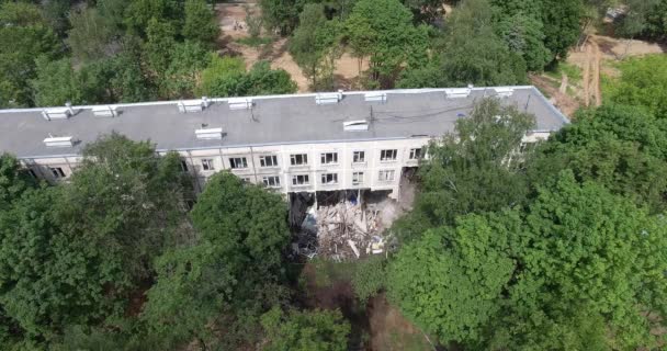 Oude flatgebouw instorten na vernietiging met graafmachine — Stockvideo