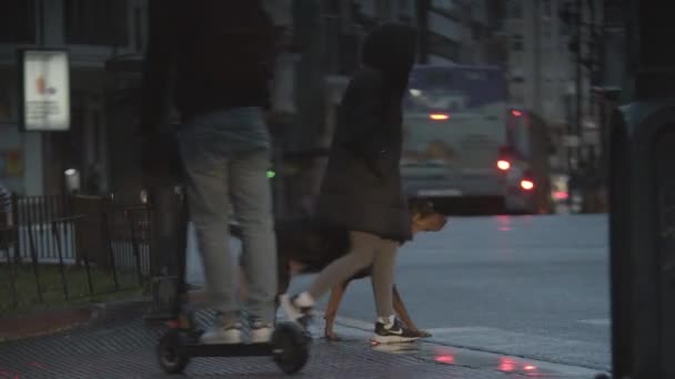 Ludzie przechodzący przez ulicę, widok wieczorowy — Wideo stockowe