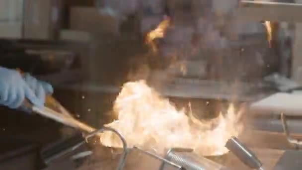 Koch kocht mit Feuer im Wok — Stockvideo