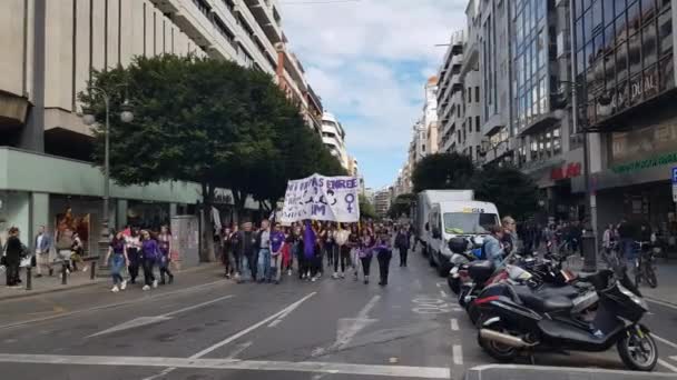 Activistas feministas en la calle Valencia, España — Vídeo de stock