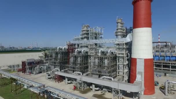 Luchtfoto van installaties in de energiesector — Stockvideo