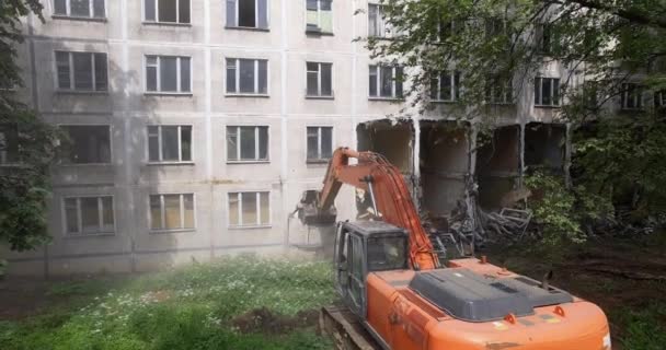 Excavadora derribando antigua casa de apartamentos de panel — Vídeo de stock