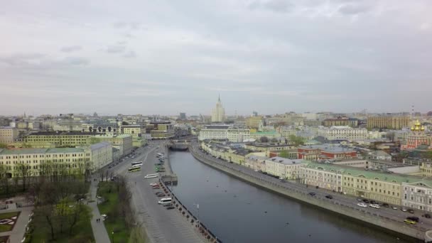 Flygfoto av centrala Moskva med flod, Ryssland — Stockvideo